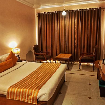 לונבלה Kailash Parbat Hotel מראה חיצוני תמונה