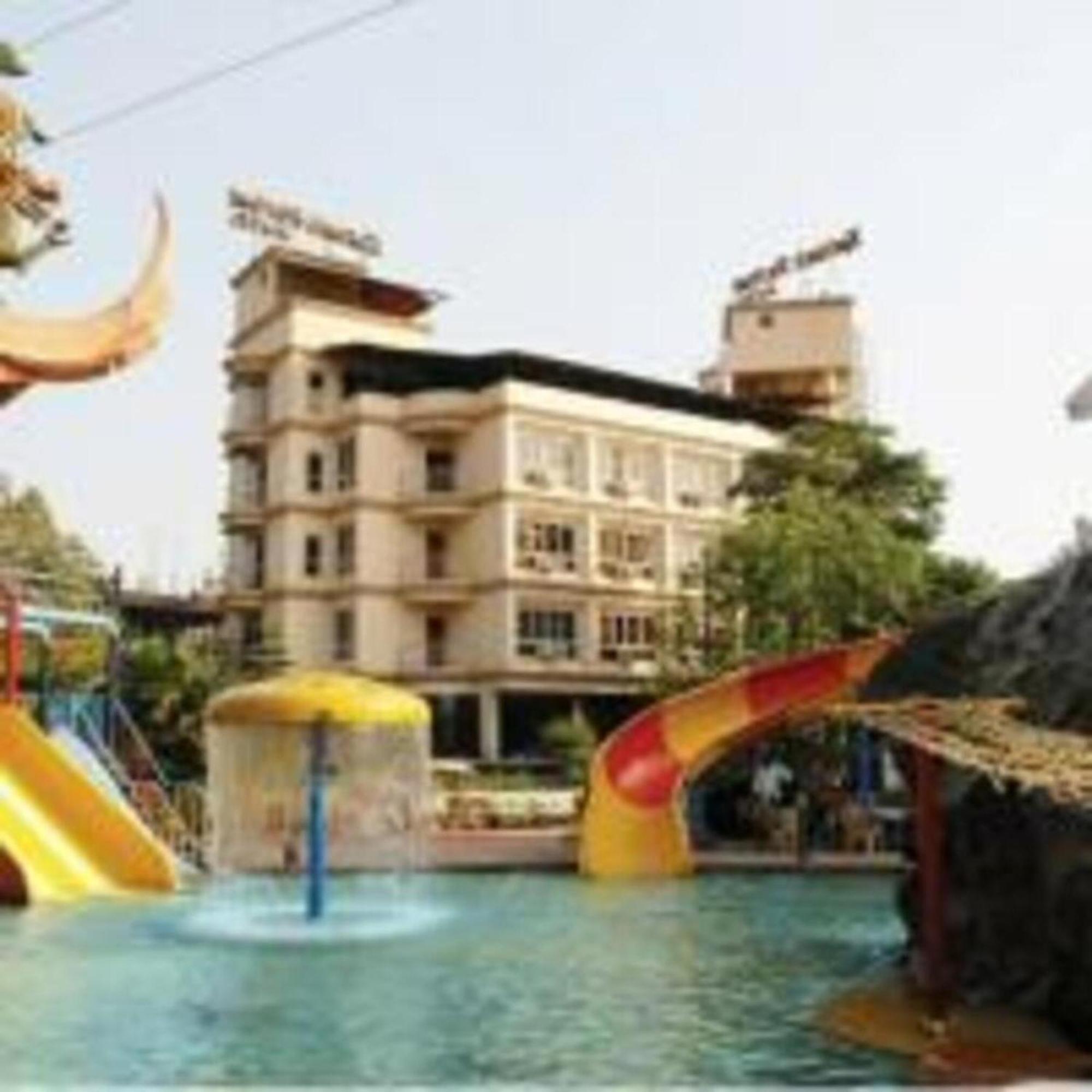 לונבלה Kailash Parbat Hotel מראה חיצוני תמונה