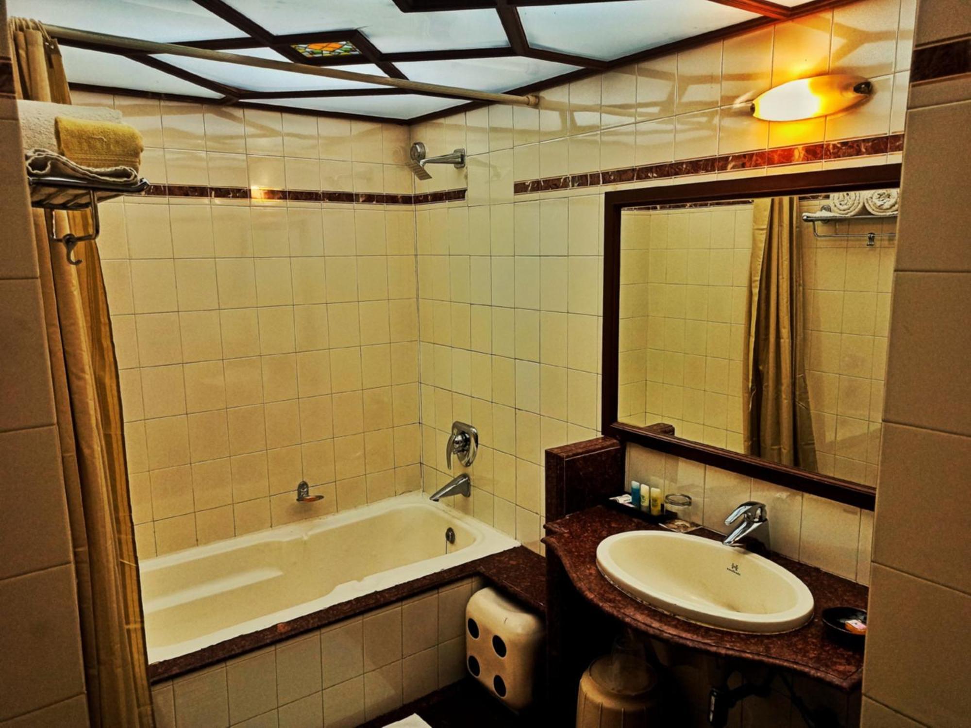 לונבלה Kailash Parbat Hotel מראה חיצוני תמונה