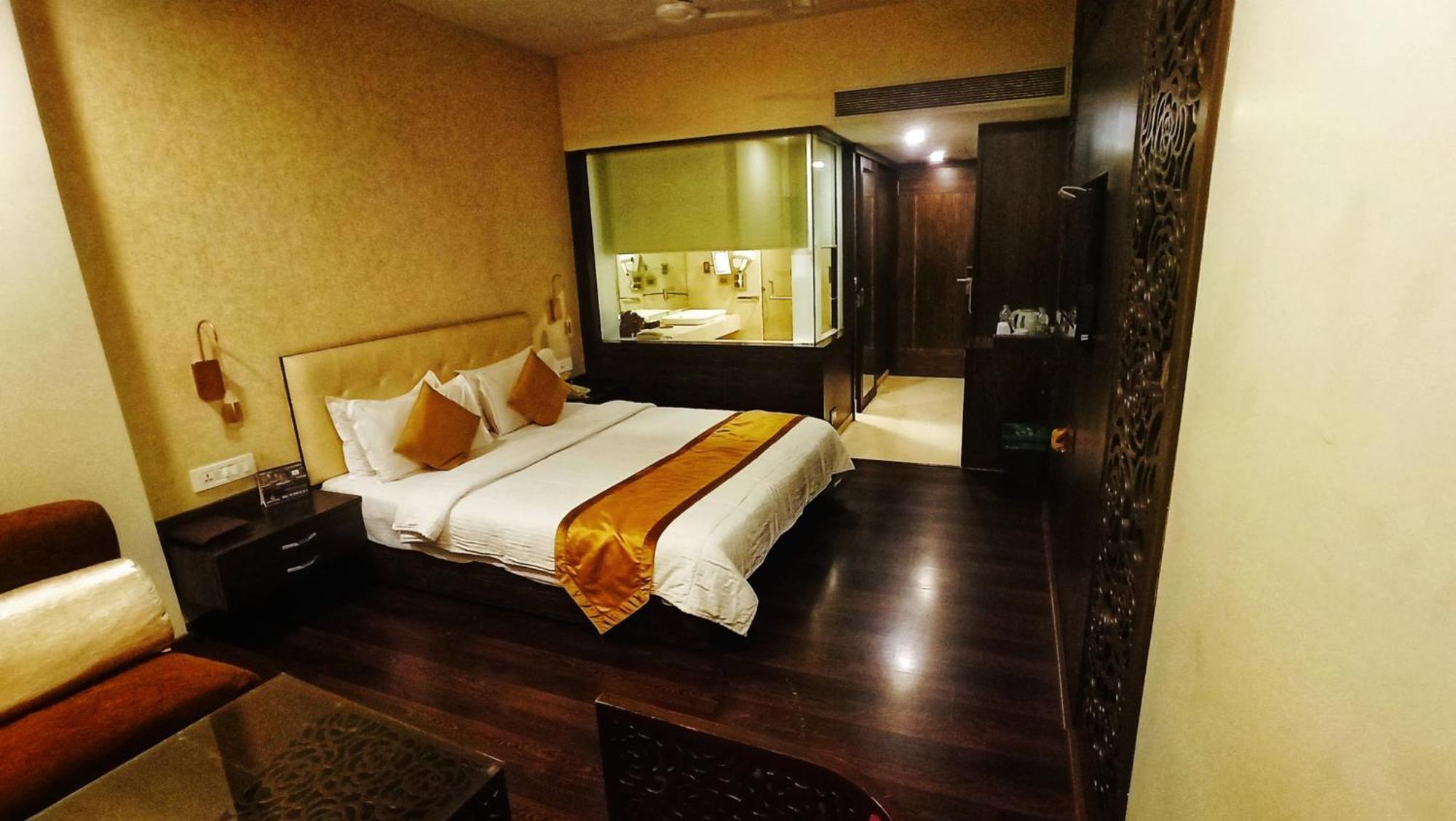 לונבלה Kailash Parbat Hotel מראה חיצוני תמונה