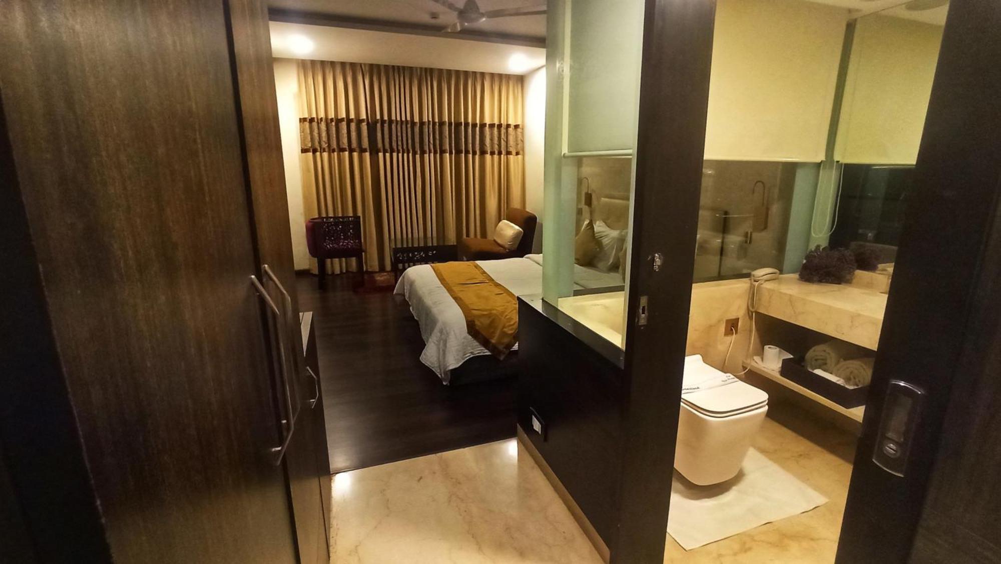לונבלה Kailash Parbat Hotel מראה חיצוני תמונה