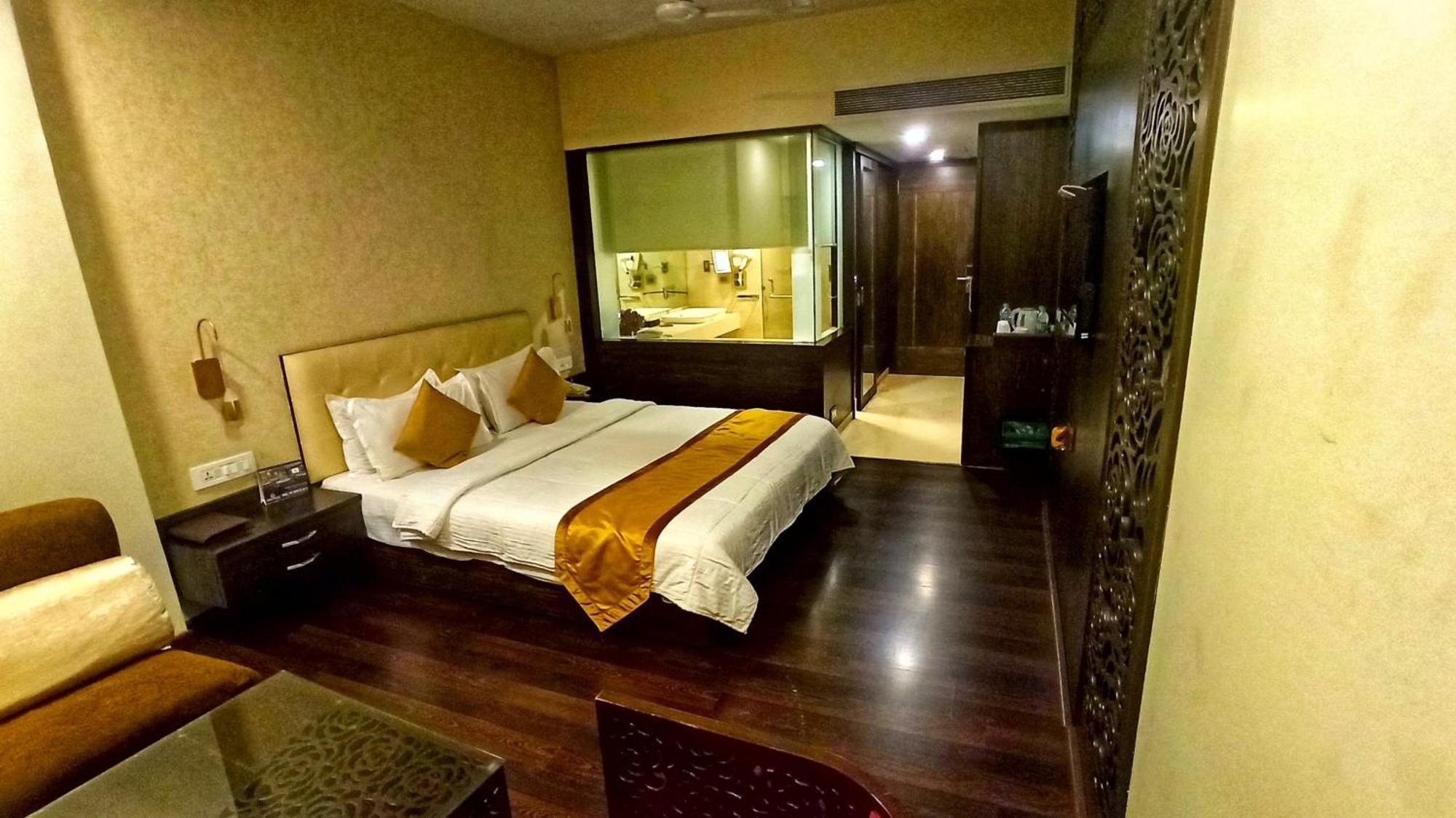 לונבלה Kailash Parbat Hotel מראה חיצוני תמונה